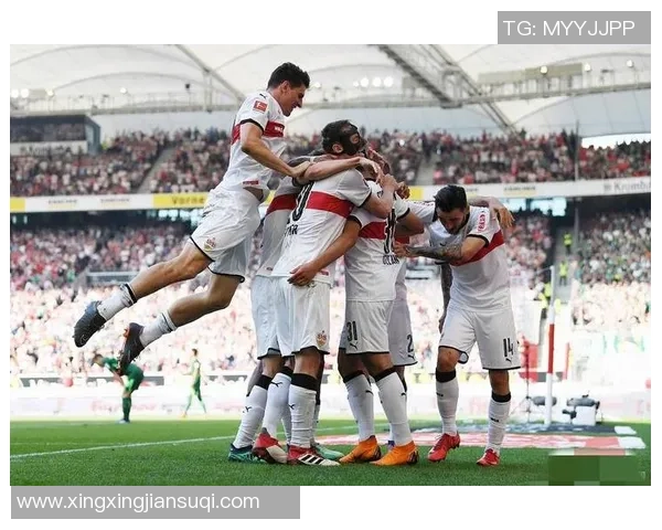 英超激战：那不勒斯与巴黎圣日耳曼握手言和帽子戏法引发全场热潮